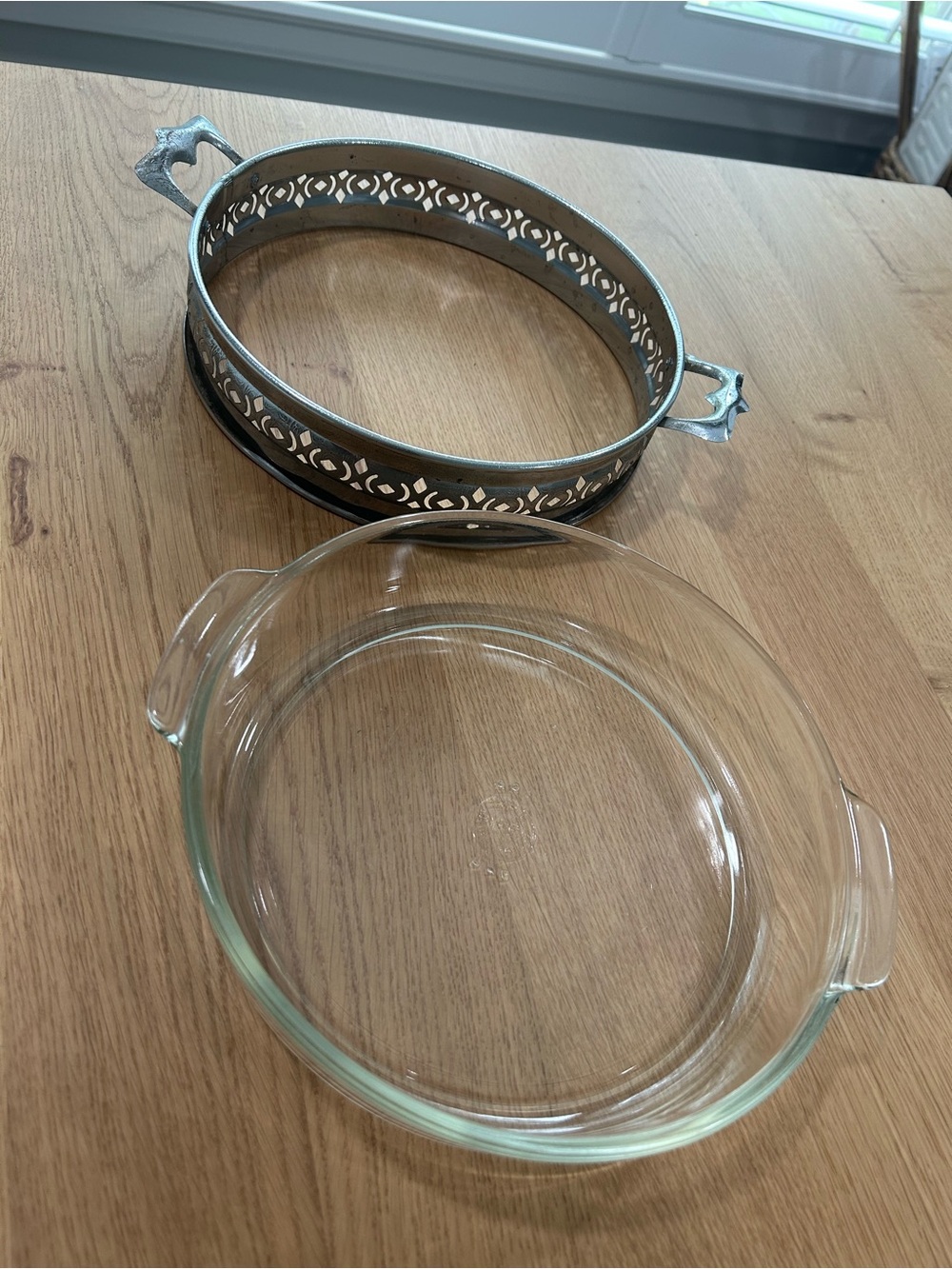 Vintage Pyrex Round Casserole Dish with metal holder - Picture 2 of 11